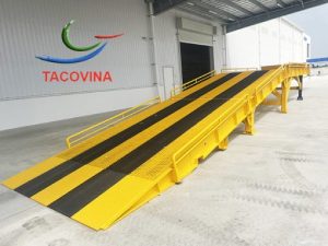 Cầu dẫn xe nâng lên container