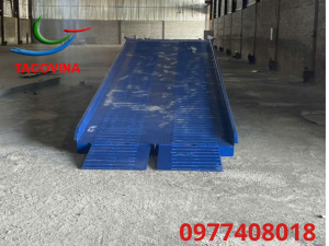 Mặt phẳng được chế tạo từ tôn nhám chuyên dụng, bề mặt được xử lý đặc biệt để tăng cường ma sát. Để đảm bảo an toàn tối đa và triệt tiêu nguy cơ trượt bánh khi xe di chuyển lên dốc, chúng tôi đã tích hợp thêm hệ thống gân chống trượt vững chắc làm từ thép phi 10. Các gân thép này được hàn cố định, tạo thành các rãnh sâu, giúp lốp xe bám chặt, mang lại hiệu suất vận hành ổn định và an toàn tuyệt đối."