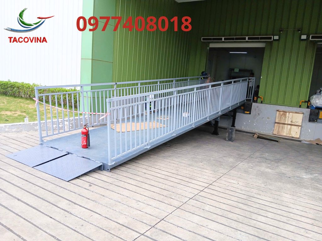 cau dan 3 tan len container co thanh dan